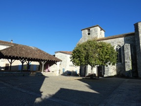 halle en bois et &eacute;glise Saint Nicolas