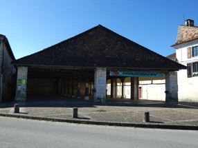 halle avec piliers massifs