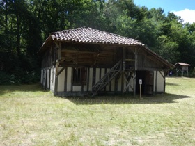 la grange de la rivi&egrave;re et le poulailler perch&eacute;