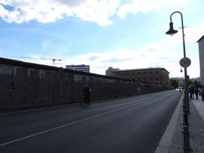 importante section du Mur longeant la Topographie des Terrors