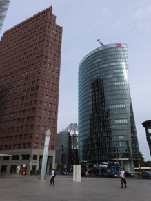 la Tor Kollhoff &agrave; gauche et la tour de la Deutsche Bahn &agrave; droite