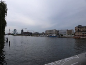 vue sur la Spree avec au loin le mur de l'East Side Gallery