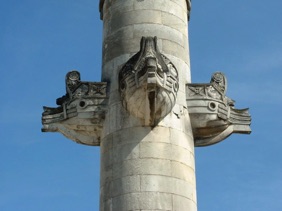 orn&eacute;e d'&eacute;perons de navires