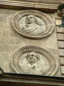 Mascarons d&eacute;corant le dessus des portes des maisons ou magasins