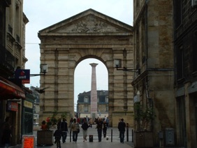 Porte d'Aquitaine et ob&eacute;lisque d'Ivan Theimer