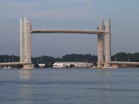 pont lev&eacute; pour le passage des bateaux (juillet 2013)