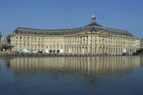 dans lequel se refl&egrave;tent les magnifiques b&acirc;timents de la Place de la Bourse