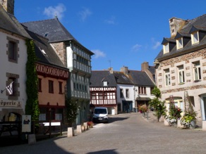 LA ROCHE DERRIEN LA ROCHE DERRIEN