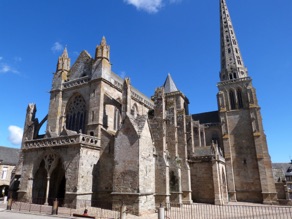 la Cathédrale Saint Tugdual avec sa flèche de 63 m la Cathédrale Saint Tugdual avec sa flèche de 63 m