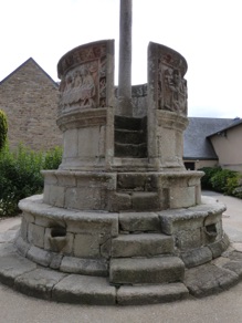 la plus ancienne chaire à prêcher extérieure de Bretagne (XVème s) la plus ancienne chaire à prêcher extérieure de Bretagne (XVème s)