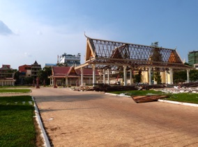 d&eacute;molition en cours du lieu o&ugrave; fut incin&eacute;r&eacute; l'ancien roi Norodom Sihanouk
