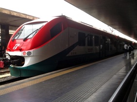 ITALIE - Rome
train express 
reliant l'a&eacute;roport &agrave; la ville