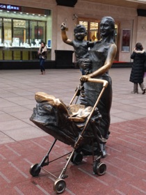 statue dans la rue commer&ccedil;ante Nankin