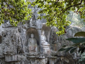 entour&eacute; de nombreuses grottes et sculptures religieuses directement dans la roche
