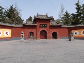 Entr&eacute;e du Temple du Cheval Blanc
