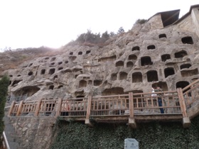 creus&eacute;es et sculpt&eacute;es &agrave; m&ecirc;me la falaise
