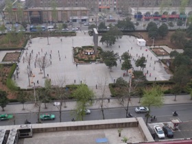 Vue depuis notre chambre d'h&ocirc;tel (les chinois font leur gym d&egrave;s le matin !!)