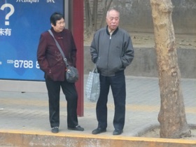 en attendant le bus &hellip;