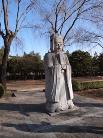 la Voie Sacr&eacute;e bord&eacute;e de statues sculpt&eacute;es dans un seul bloc de marbre