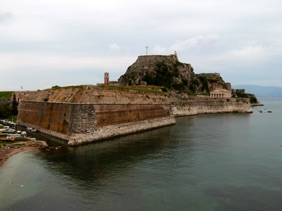avec l'&eacute;glise Agios Georgios