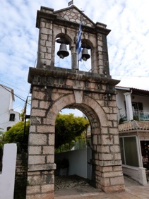 arr&ecirc;t dans le village de KASIOPI