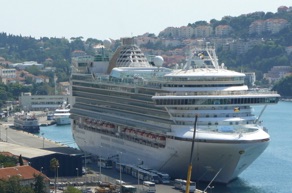 un bateau de croisi&egrave;re est &agrave; quai
