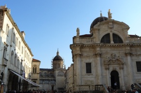Eglise Sainte Blaise surmont&eacute;e par une coupole avec une fa&ccedil;ade baroque