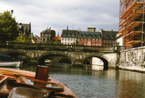 Promenade en bateau sur les canaux de la ville