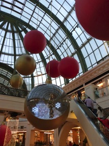 puis promenade dans les all&eacute;es du Mall of the Emirates bien d&eacute;cor&eacute;es
