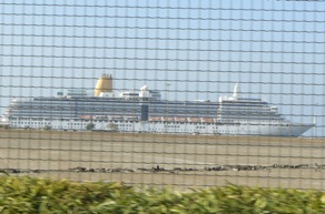 de nombreux bateaux de croisi&egrave;re sont &agrave; quai mais inapprochables