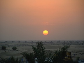 beau coucher de soleil sur le sable ...