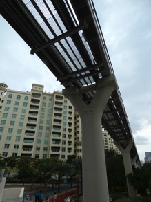 Nous voil&agrave; sur la Palme sous le monorail qui conduit &agrave; l'h&ocirc;tel Atlantis