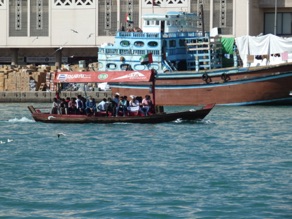 travers&eacute;e de la creek pour aller dans les souks