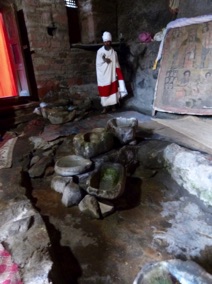 &agrave; l'int&eacute;rieur des vasques r&eacute;cup&egrave;rent les eaux b&eacute;nites qui ruissellent