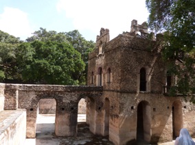 un vaste bassin entoure le b&acirc;timent