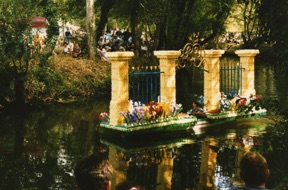 le portail d'entr&eacute;e d'un ch&acirc;teau