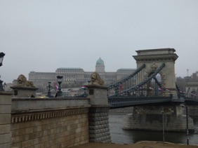 direction la visite de Buda en traversant le Pont des Cha&icirc;nes