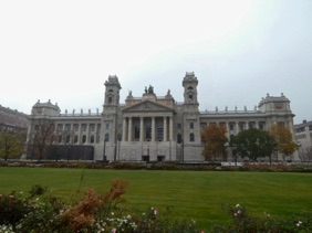 le Palais de Justice qui fait face au Parlement