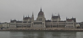 pour nous retrouver face au Parlement