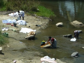 lessive dans la rivi&egrave;re