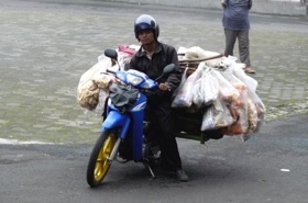 un vendeur de produits locaux nous attend … un vendeur de produits locaux nous attend …