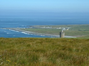 vestige d'une grande tour &agrave; BALLYVAUGAN