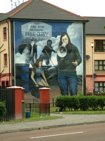 Battle for the Bogside avec Bernadette Devlin au m&eacute;gaphone