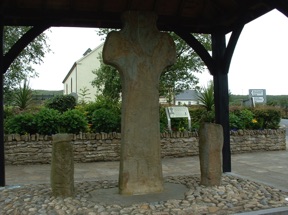DONAGH CROSS : croix sculpt&eacute;e la plus ancienne du pays