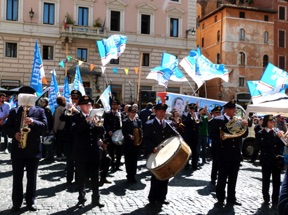 1er mai oblige : d&eacute;fil&eacute; en fanfare !!