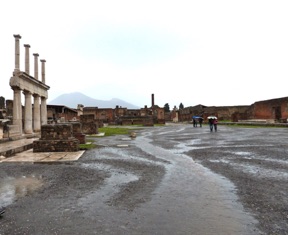 le forum avec au fond le V&eacute;suve