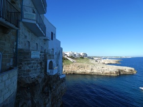 c&eacute;l&egrave;bre pour ses falaises et ses maisons perch&eacute;es au dessus de la Mer Adriatique