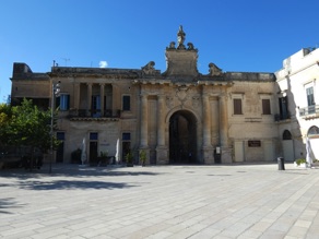 LECCE : porte San Biagio
surnomm&eacute;e le "Florence baroque"