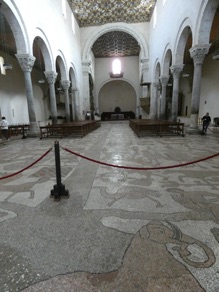 incroyable pavement en mosa&iuml;que du XIIe sur plus de 1000 m2