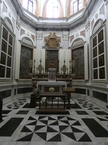 &eacute;tonnante chapelle dont les vitrines sont remplies d'ossements et de cr&acirc;nes ...